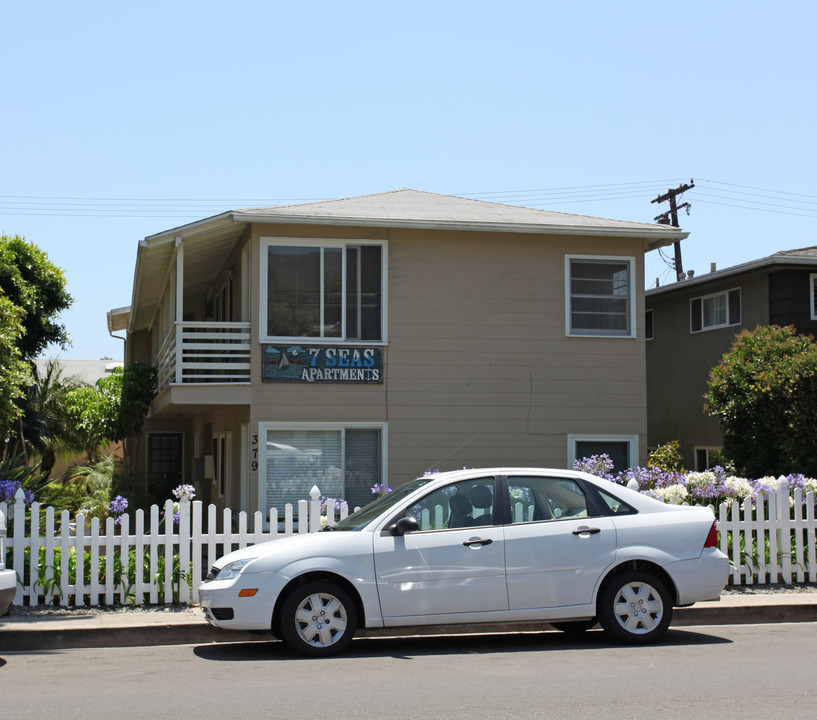 7 Seas Apartments in Laguna Beach, CA - Building Photo