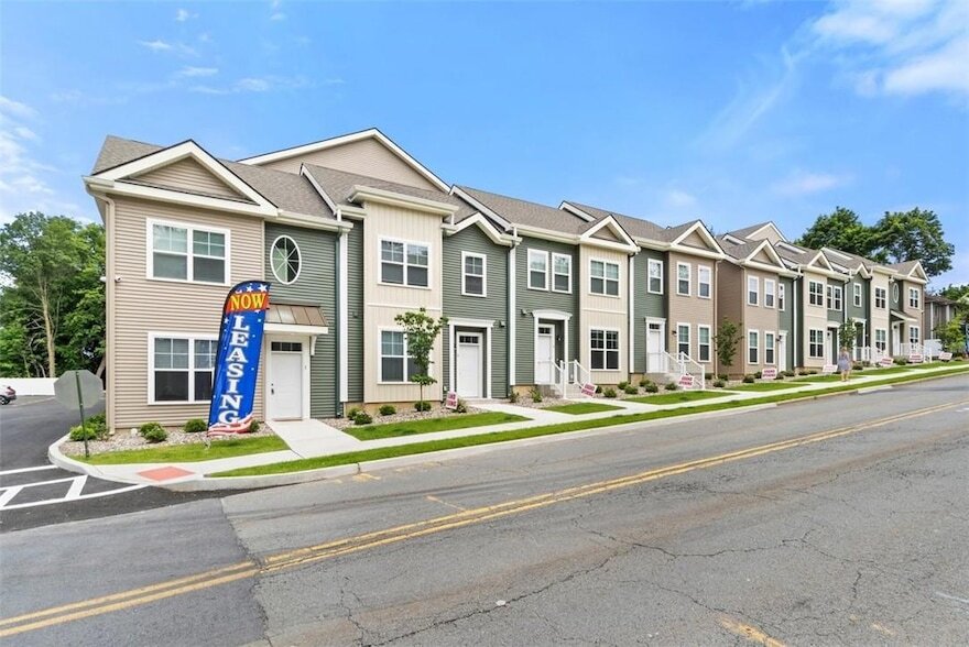 75 Forester Ave, Unit 117 in Warwick, NY - Building Photo