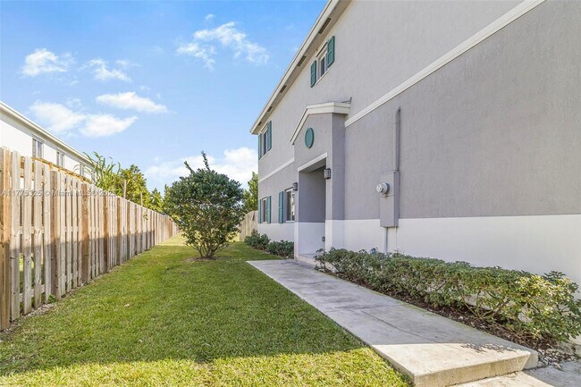 417 NW 12th Pl in Florida City, FL - Building Photo - Building Photo
