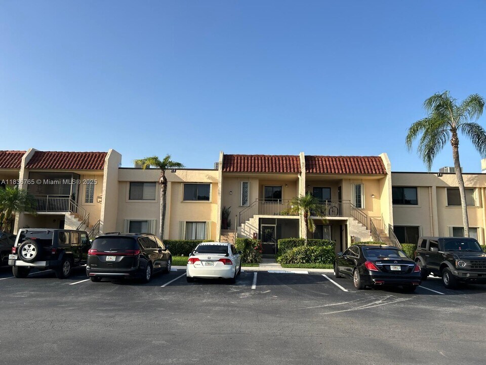 16471 Blatt Blvd in Weston, FL - Building Photo