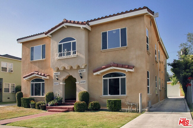 6071 1/2 Pickford St in Los Angeles, CA - Building Photo - Building Photo