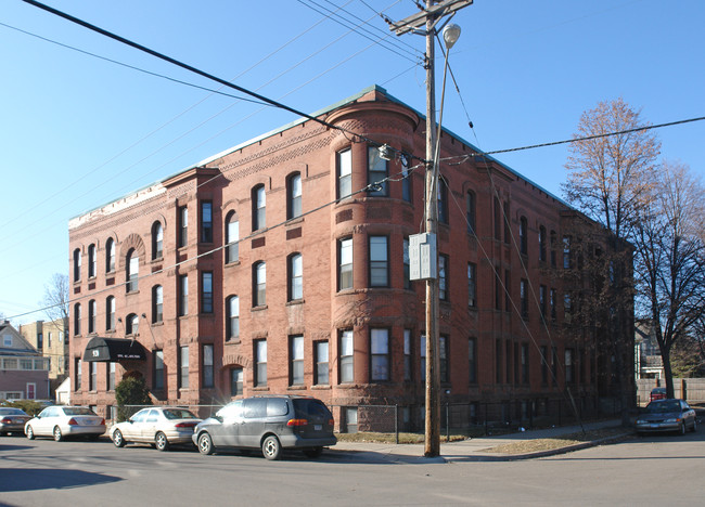 Canadian Terrace in Minneapolis, MN - Building Photo - Building Photo