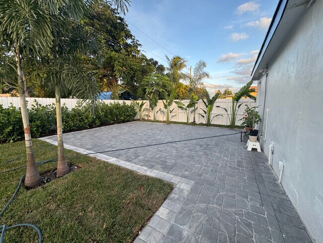 7771 Simms St in Hollywood, FL - Building Photo - Building Photo