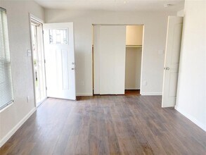 12115 Segrest Dr in Houston, TX - Foto de edificio - Building Photo