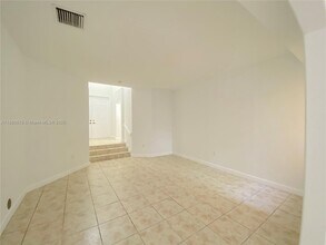 11005 NW 87th St in Doral, FL - Foto de edificio - Building Photo