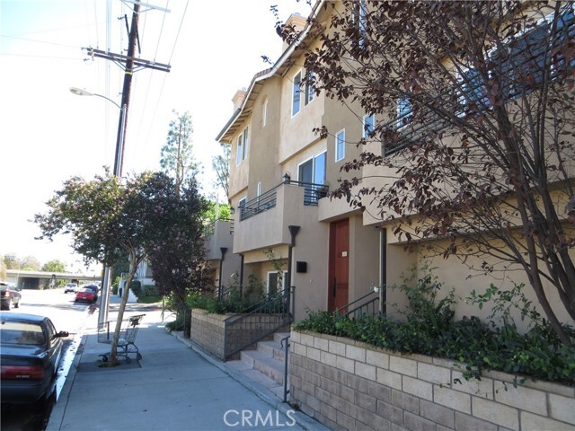 5555 Carpenter Ave in Los Angeles, CA - Building Photo