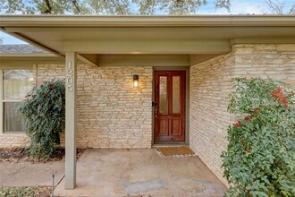 1205 Oak Shadows Cir in Austin, TX - Building Photo - Building Photo