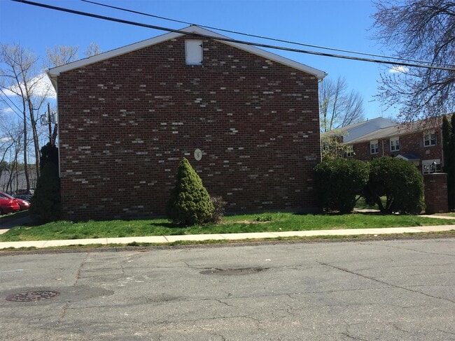 43 Hiltbrand Rd in Bristol, CT - Building Photo - Building Photo