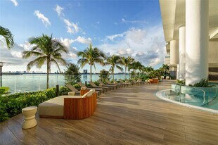 700 NE 24th St, Unit 2807 in Miami, FL - Building Photo