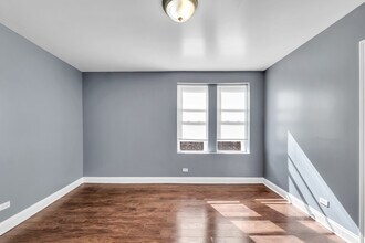 8241 S Maryland Ave in Chicago, IL - Building Photo - Building Photo