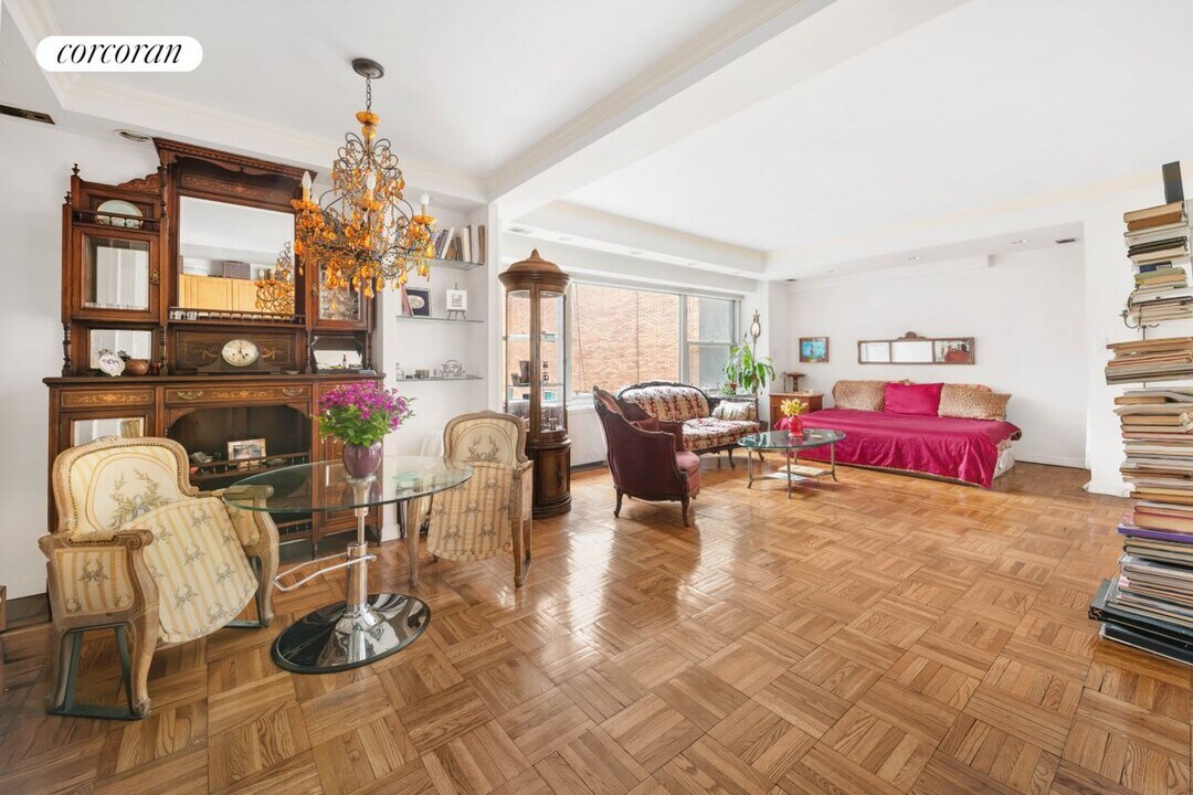 118 E 60th St in New York, NY - Building Photo