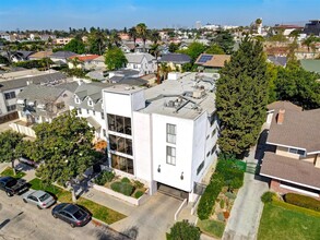 695 S Norton Ave in Los Angeles, CA - Building Photo - Building Photo