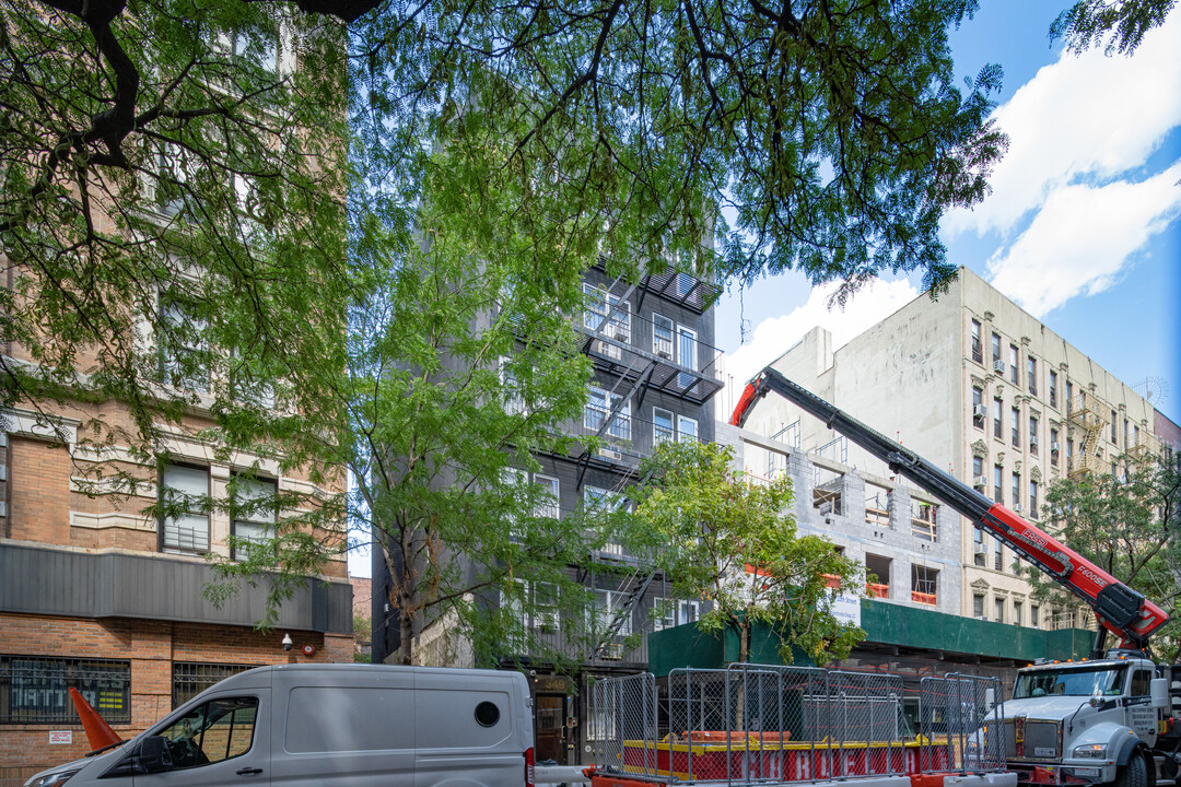 349 E Tenth St in New York, NY - Building Photo