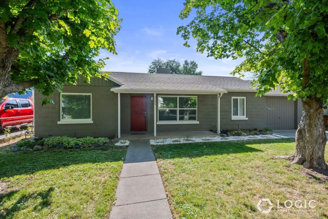 3235 S 1530 E in Salt Lake City, UT - Building Photo
