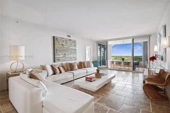 747 Crandon Blvd in Key Biscayne, FL - Building Photo - Building Photo