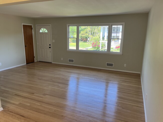 96 Oakdene Ave in Teaneck, NJ - Building Photo - Building Photo