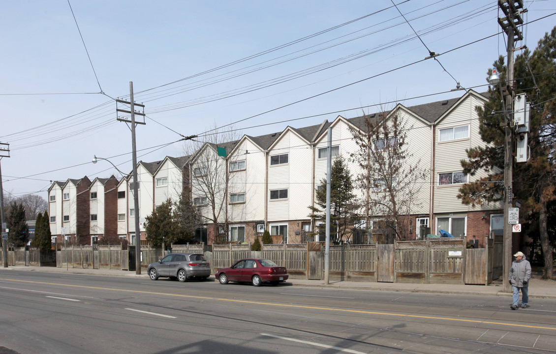 1666 Queen St E in Toronto, ON - Building Photo