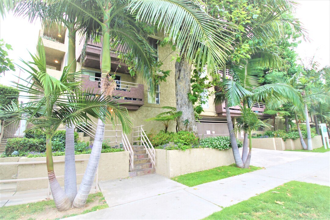 15040 Moorpark St in Sherman Oaks, CA - Foto de edificio
