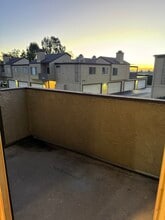 9381 Shadowood Dr, Unit F in Montclair, CA - Foto de edificio - Building Photo