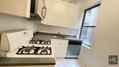 2 Bedroom 1 Bath Apartment In Midtown $5,8 in New York, NY - Foto de edificio - Building Photo