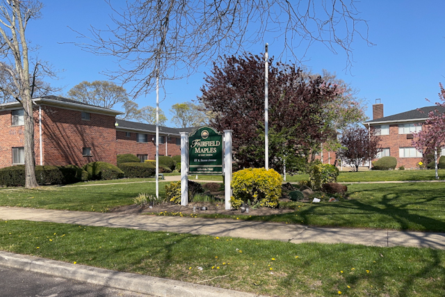 Fairfield Maples at Bay Shore in Bay Shore, NY - Foto de edificio