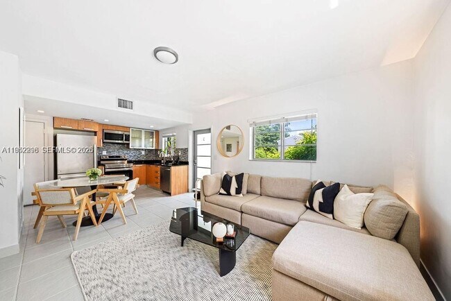 1050 7th St in Miami Beach, FL - Building Photo - Building Photo