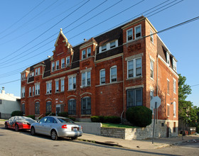 Chapel Square Apartments in Cincinnati, OH - Building Photo - Building Photo