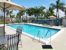 6909 41st Ave N in Riviera Beach, FL - Building Photo