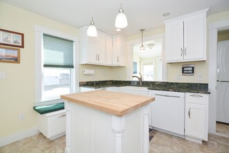 7 Lyons St in Hampton, NH - Building Photo - Building Photo