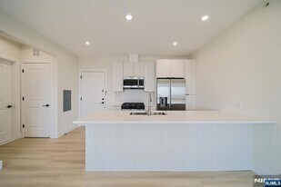 401 E Central Blvd, Unit 4B in Palisades Park, NJ - Building Photo