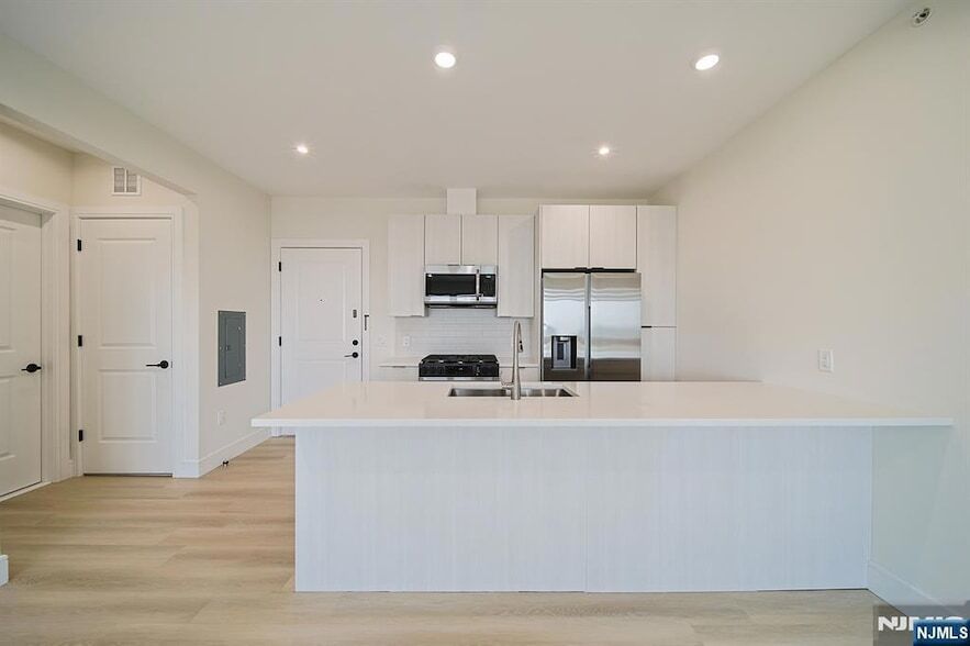 401 E Central Blvd, Unit 4B in Palisades Park, NJ - Foto de edificio