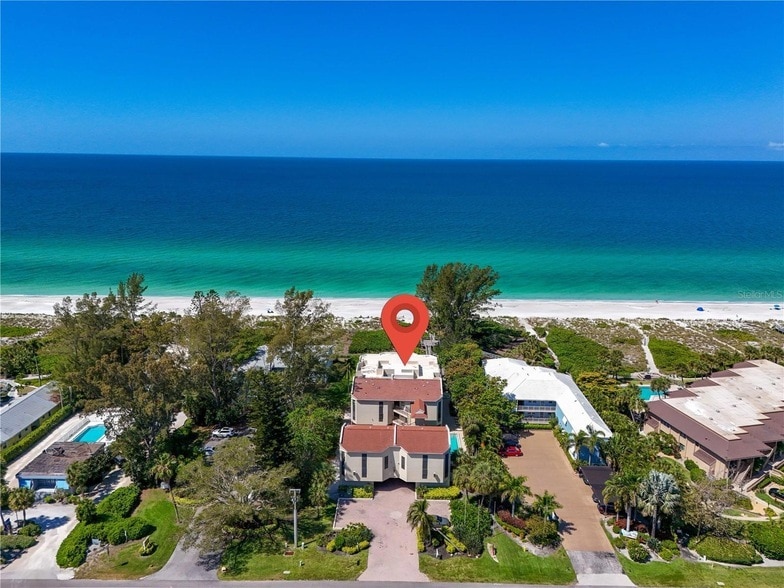5611 Gulf of Mexico Dr, Unit 1 in Longboat Key, FL - Foto de edificio