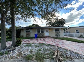 2448 SW 42nd Terrace in Fort Lauderdale, FL - Building Photo