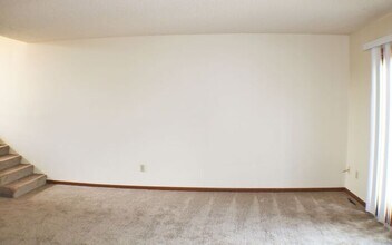 636 Westwinds Dr in Iowa City, IA - Building Photo - Building Photo