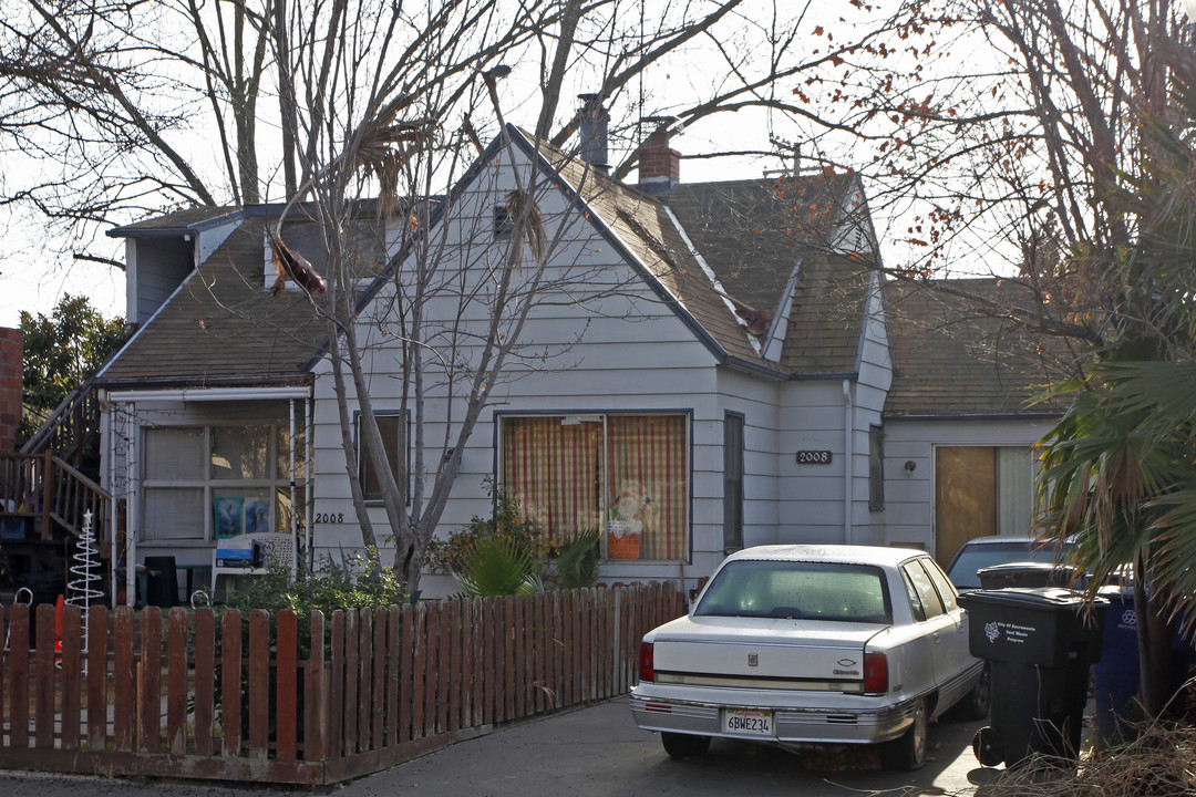 2008 El Monte Ave in Sacramento, CA - Building Photo