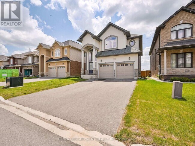 56 Dolomiti Ct in Hamilton, ON - Building Photo - Building Photo