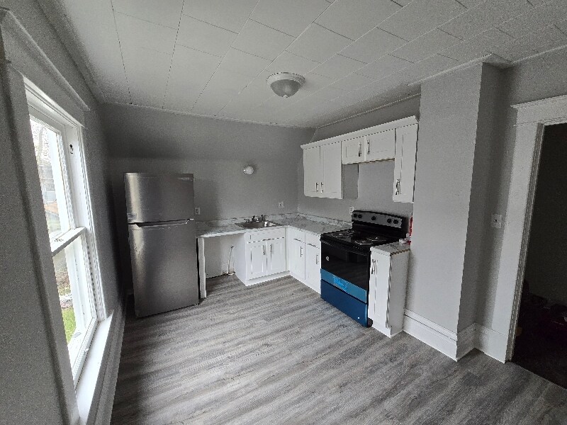 914 Clinton Ave in Kalamazoo, MI - Building Photo