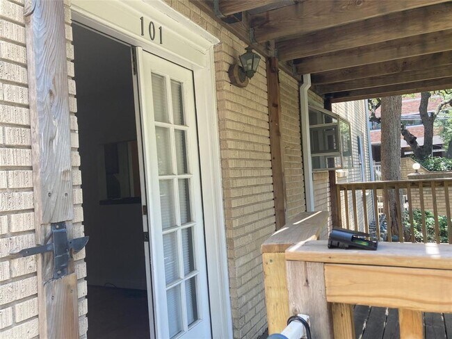 property at 912 E 32nd St