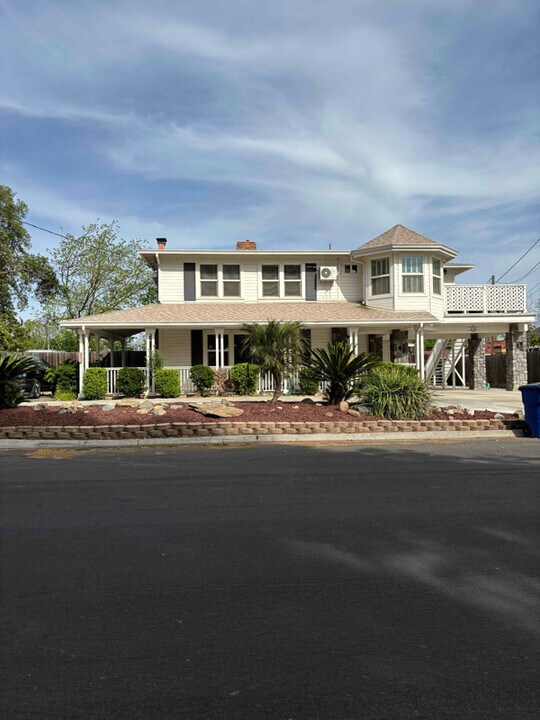 136 Las Flores Ave in Modesto, CA - Building Photo