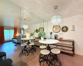 680 N Ashurst Ct, Unit I207 in Palm Springs, CA - Foto de edificio - Building Photo