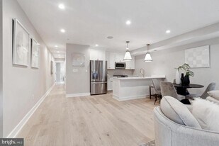 5305 Connecticut Ave NW in Washington, DC - Building Photo