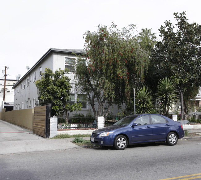 5663 Fountain Ave in Los Angeles, CA - Foto de edificio - Building Photo