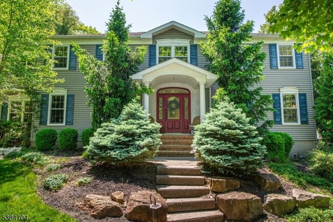 property at 10 Lookout Rd