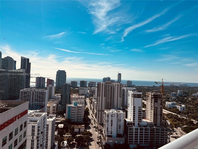 185 SW 7th St, Unit 2312 in Miami, FL - Building Photo - Building Photo