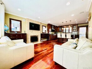 65 Maple Dr in North New Hyde Park, NY - Building Photo - Building Photo