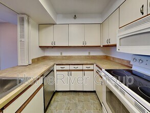2333 Feather Sound Dr in Clearwater, FL - Building Photo - Building Photo