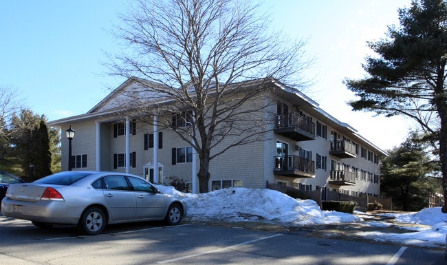 35 Meadow Rd in Augusta, ME - Foto de edificio - Building Photo