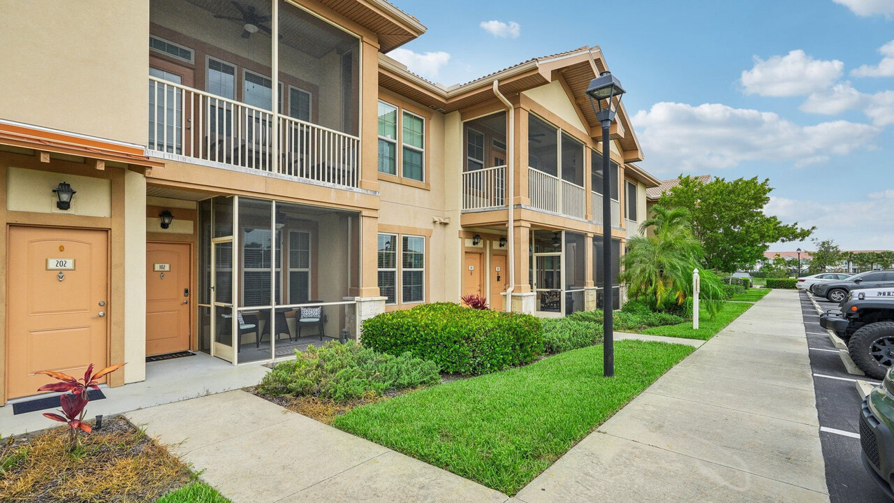 Springs at Gulf Coast in Estero, FL - Foto de edificio