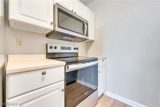 4629 Bayshore Dr in Naples, FL - Building Photo - Building Photo