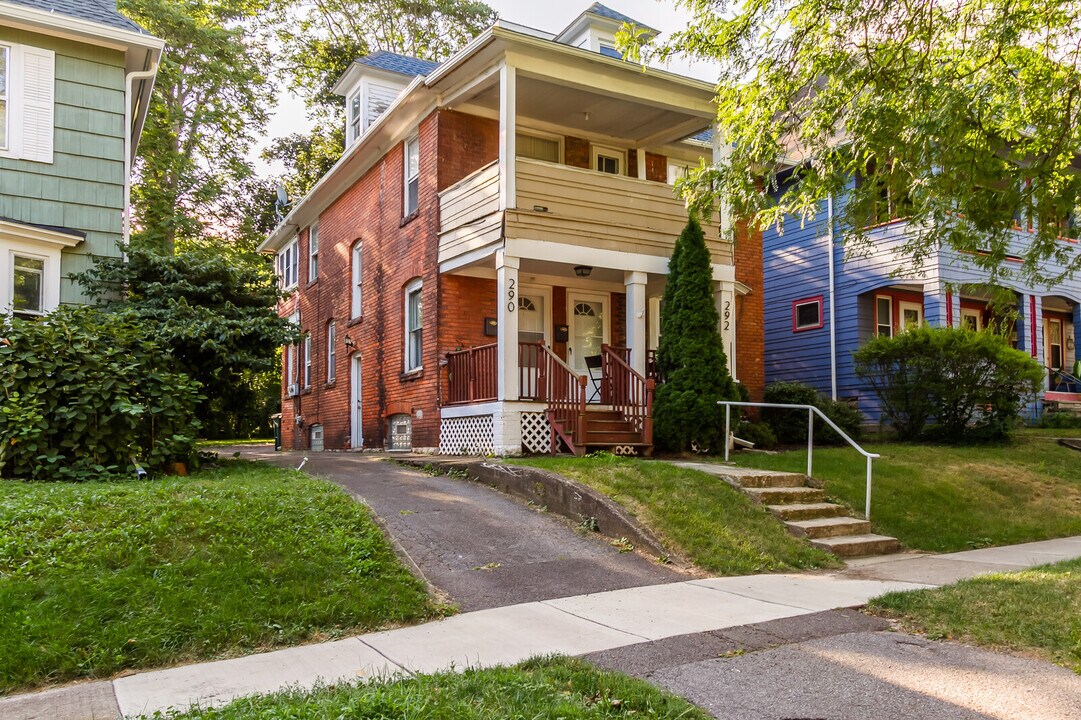 290 Field Street, Unit Upstairs Apartment in Rochester, NY - Foto de edificio